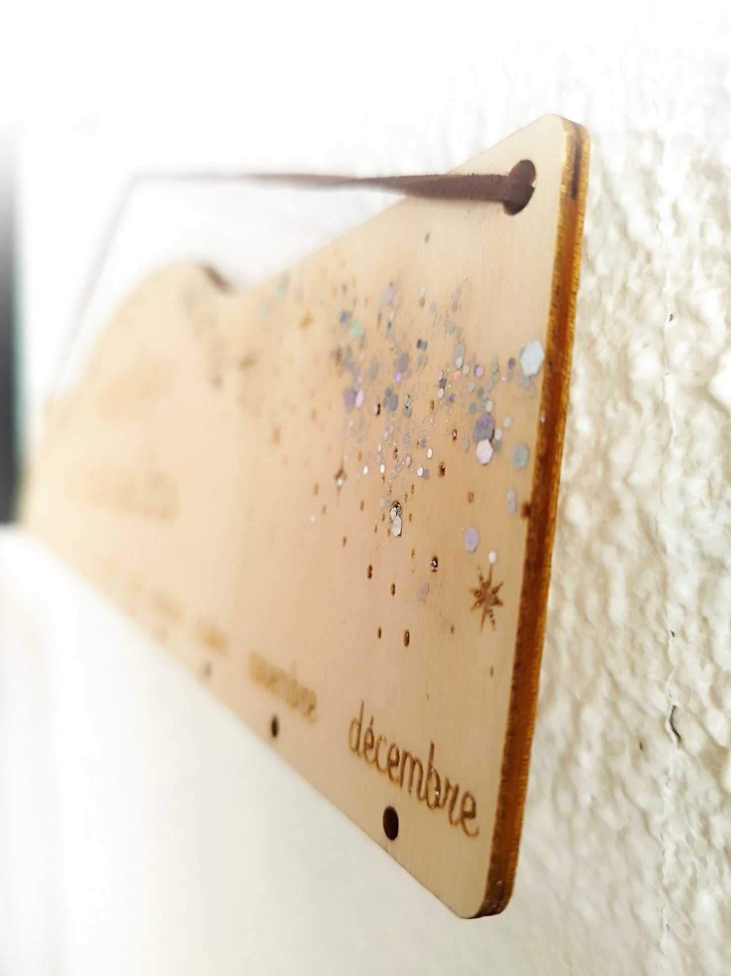 Calendrier des anniversaires perpétuel à paillettes et étoiles - suspension décoration en bois - gravure personnalisée