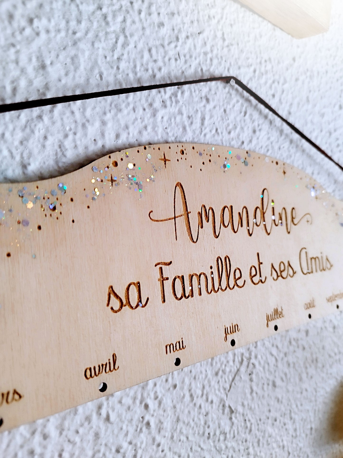Calendrier des anniversaires perpétuel à paillettes et étoiles - suspension décoration en bois - gravure personnalisée