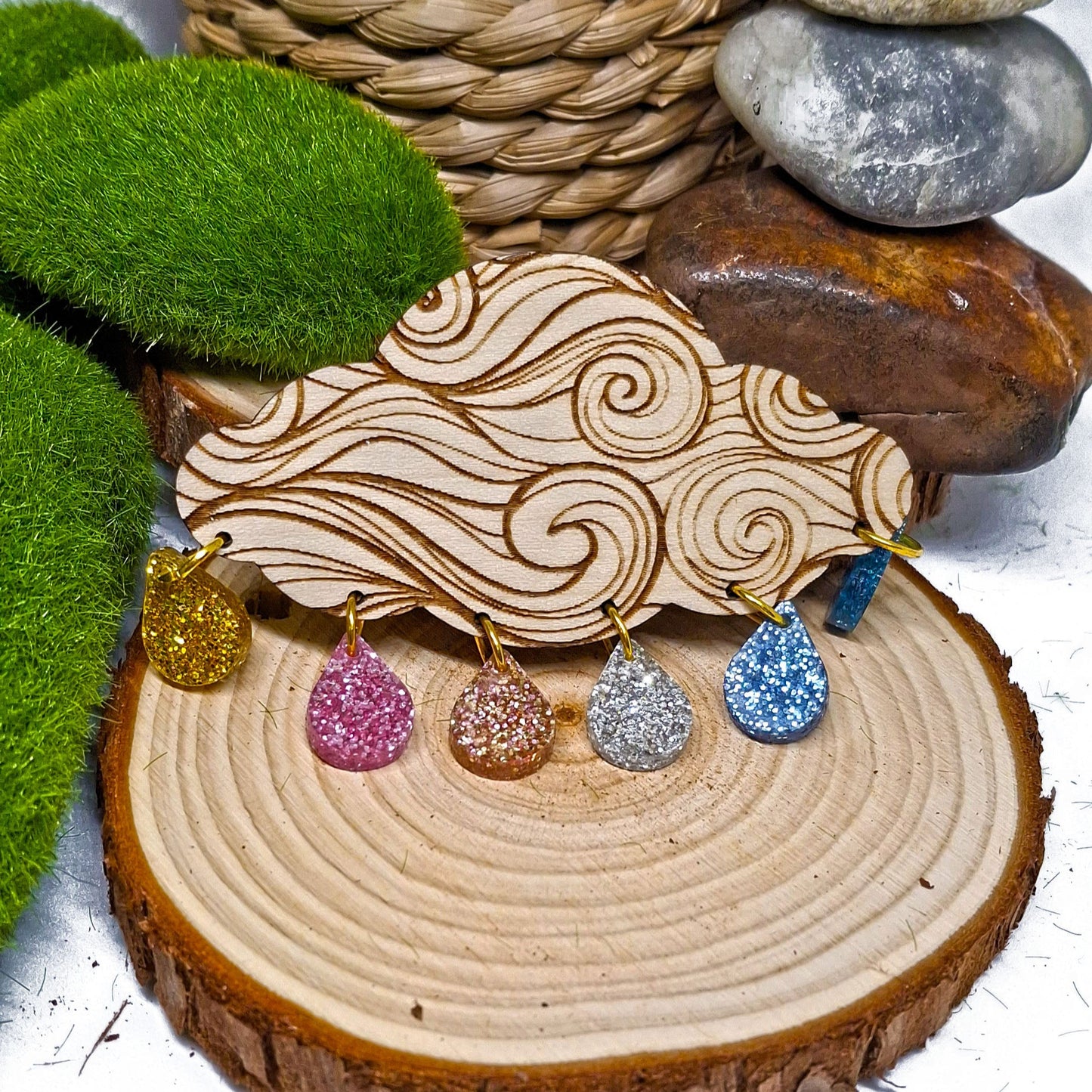 Broche nuage et ses gouttes or, rose, pêche, argent, bleu et bleu foncé