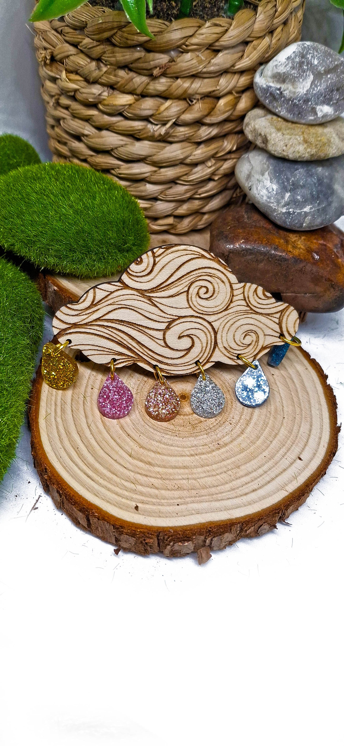 Broche nuage et ses gouttes or, rose, pêche, argent, bleu et bleu foncé
