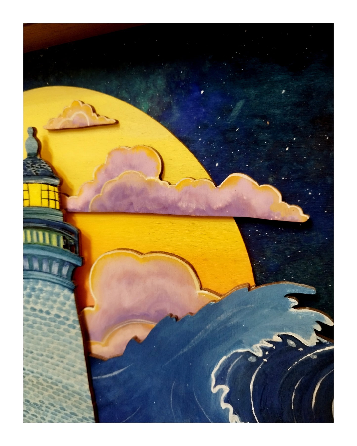 Tableau en bois – Phare et baleine – Coucher de soleil jaune et bleu