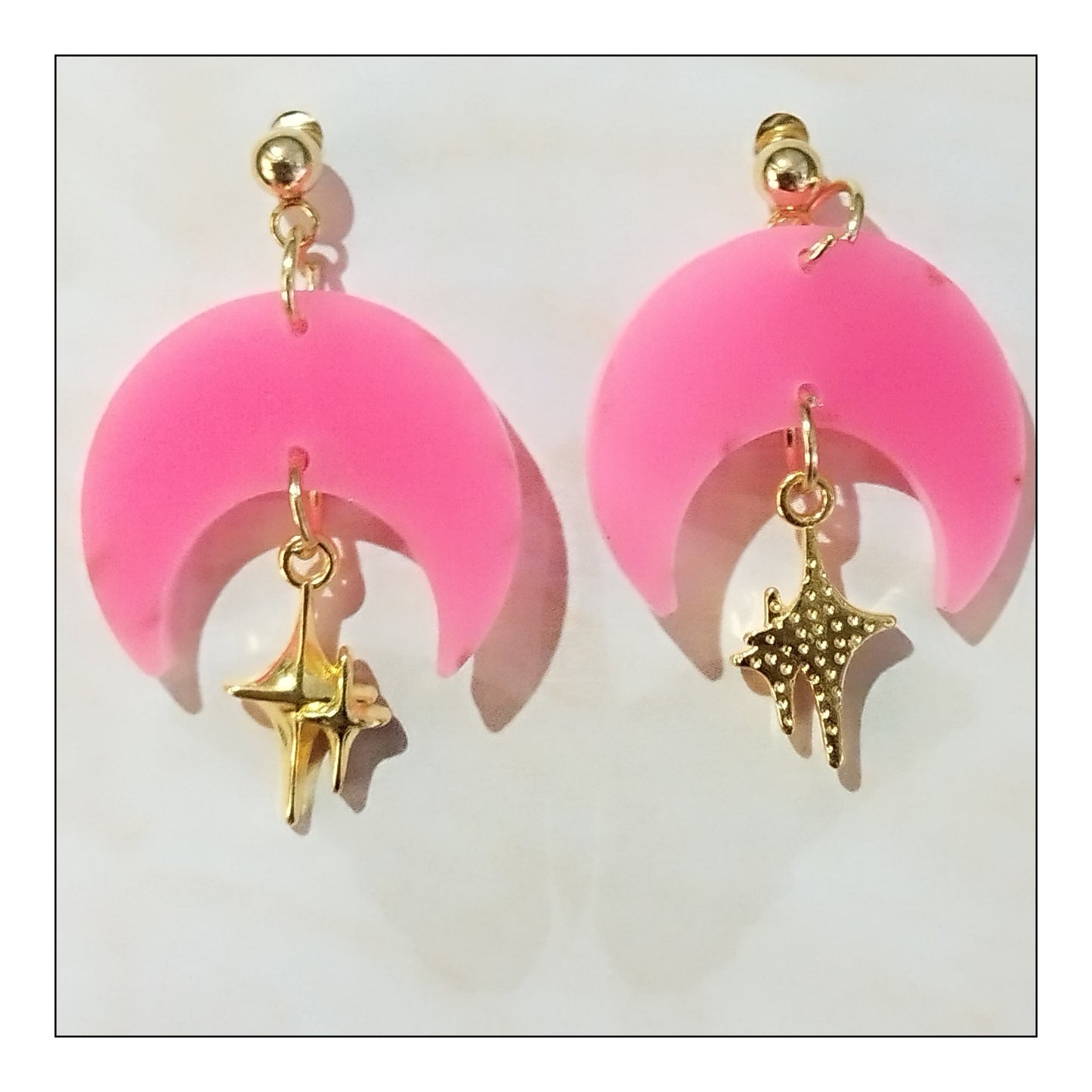 BO lune rose néon monture dorée