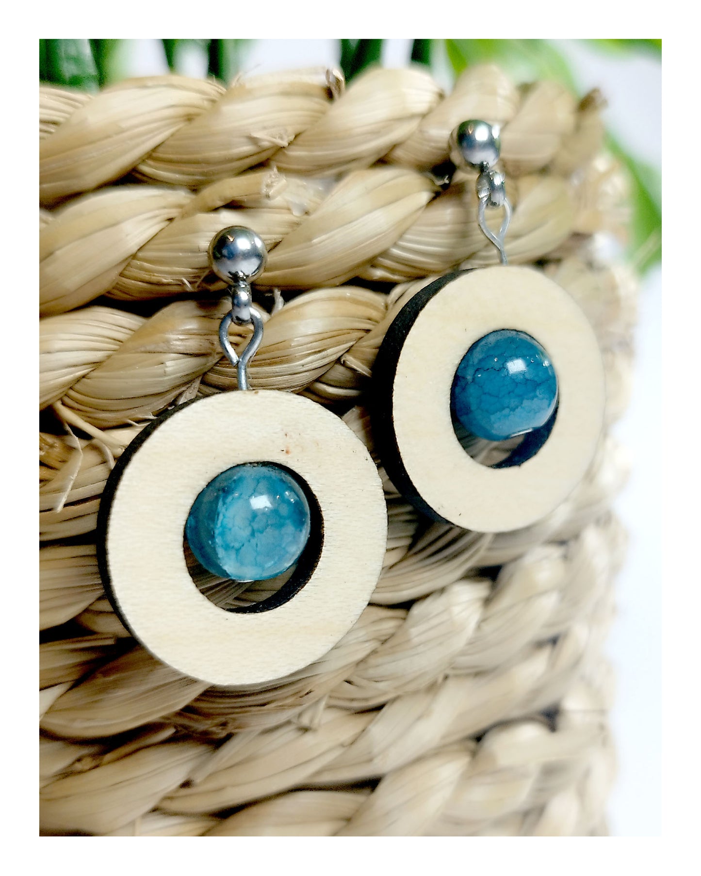 Boucle d'oreille - ronde en érable & perles bleues