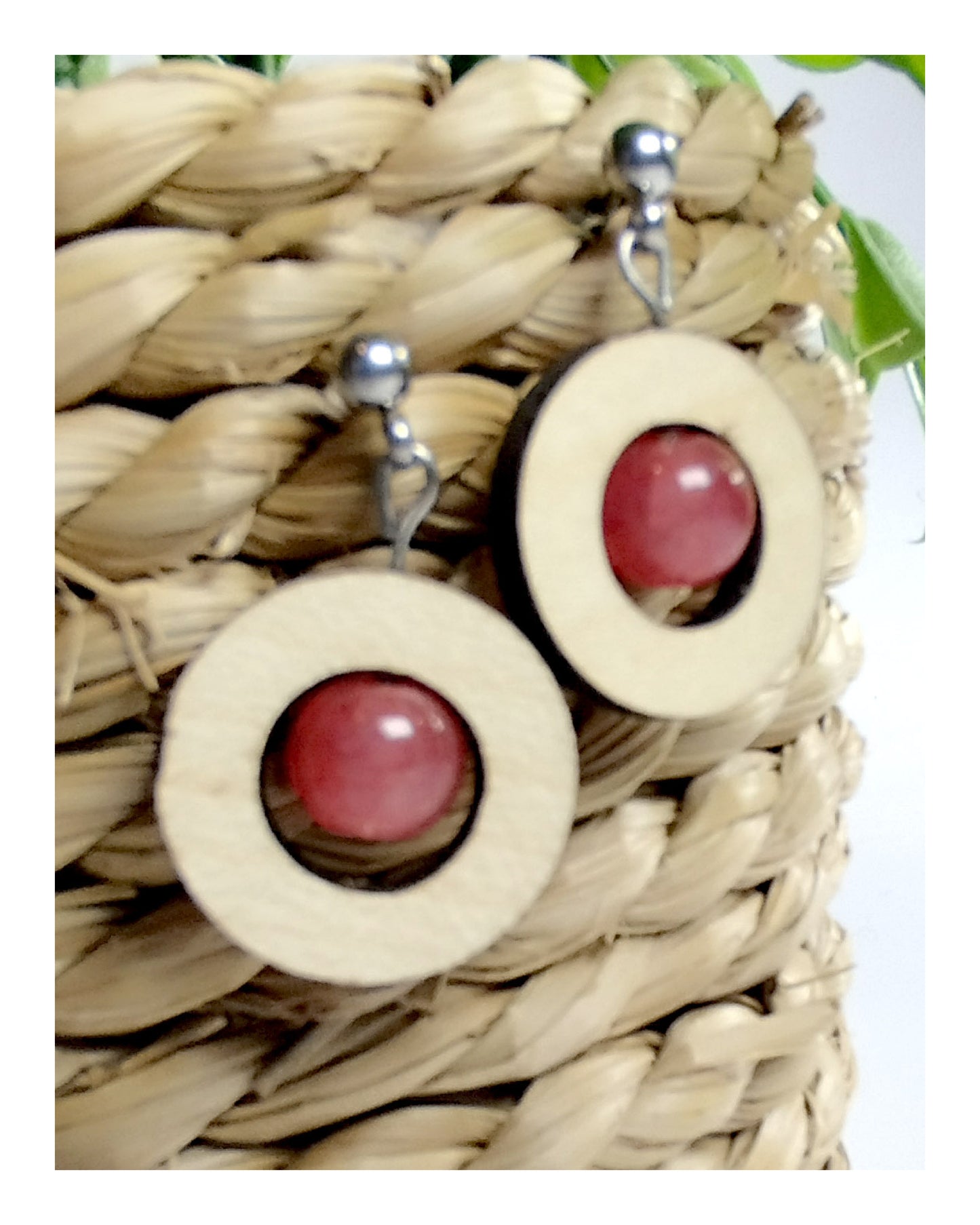 Boucle d'oreille - ronde en érable & perles rouge