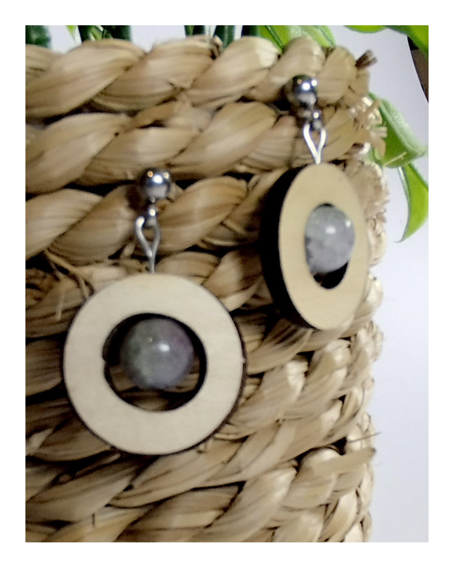 Boucle d'oreille - ronde en érable & perles grises lilas