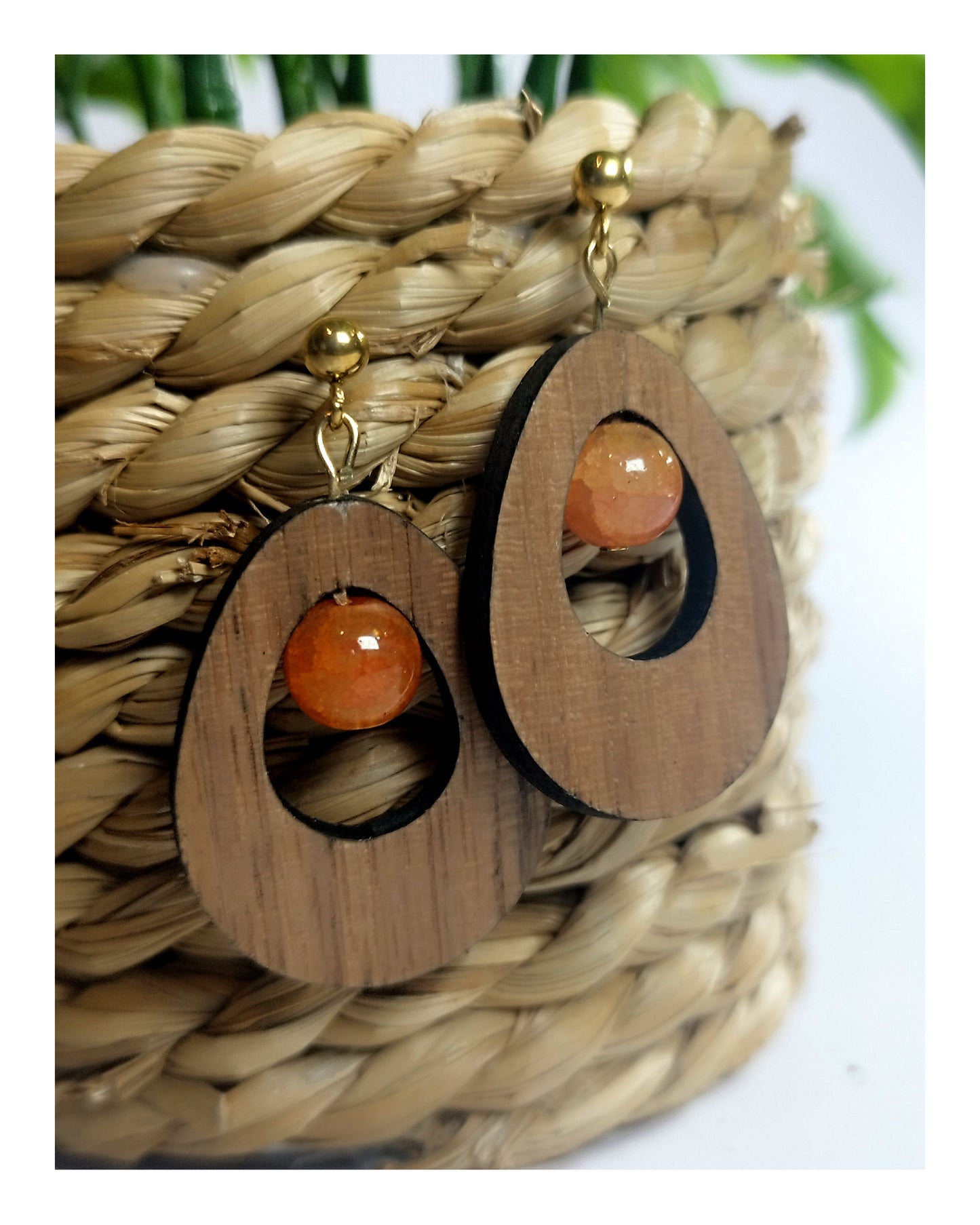 Boucle d'oreille - goutte en noyer & perles oranges