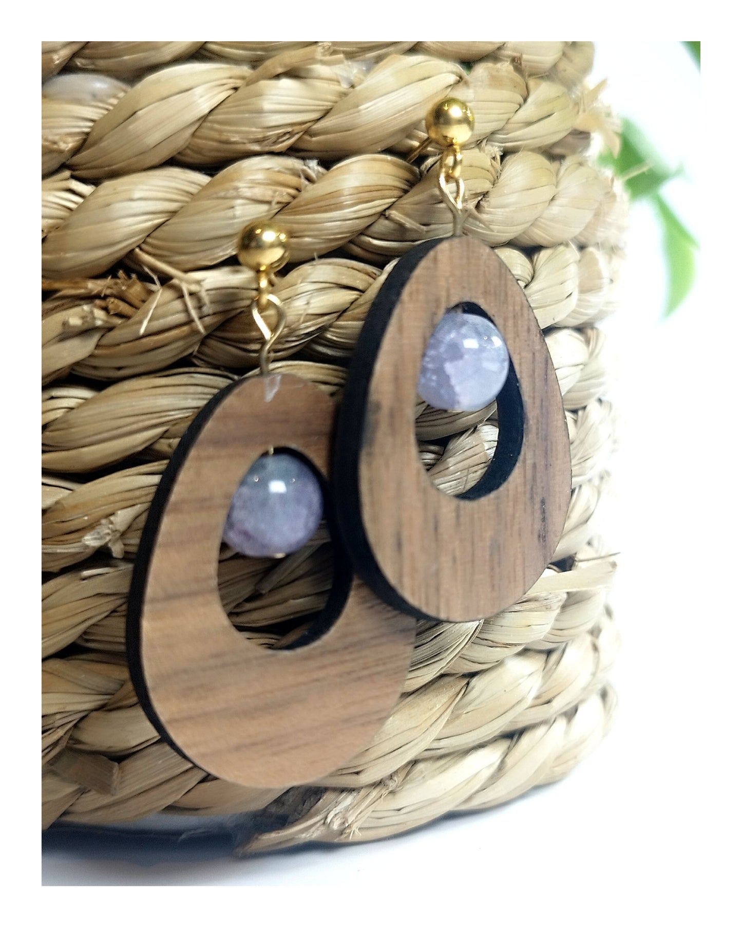 Boucle d'oreille - goutte en noyer & perles lilas