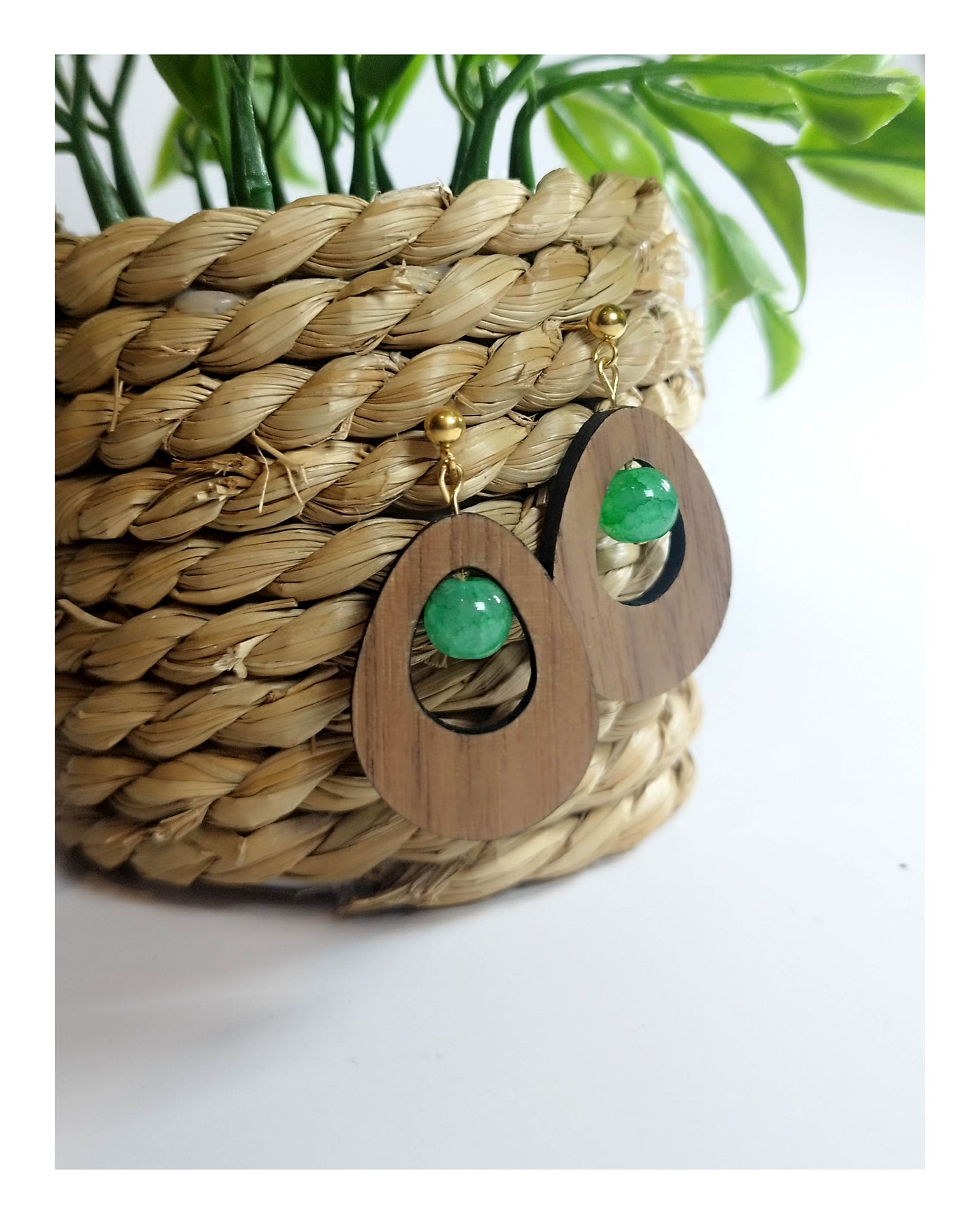 Boucle d'oreille - goutte en noyer & perles vertes