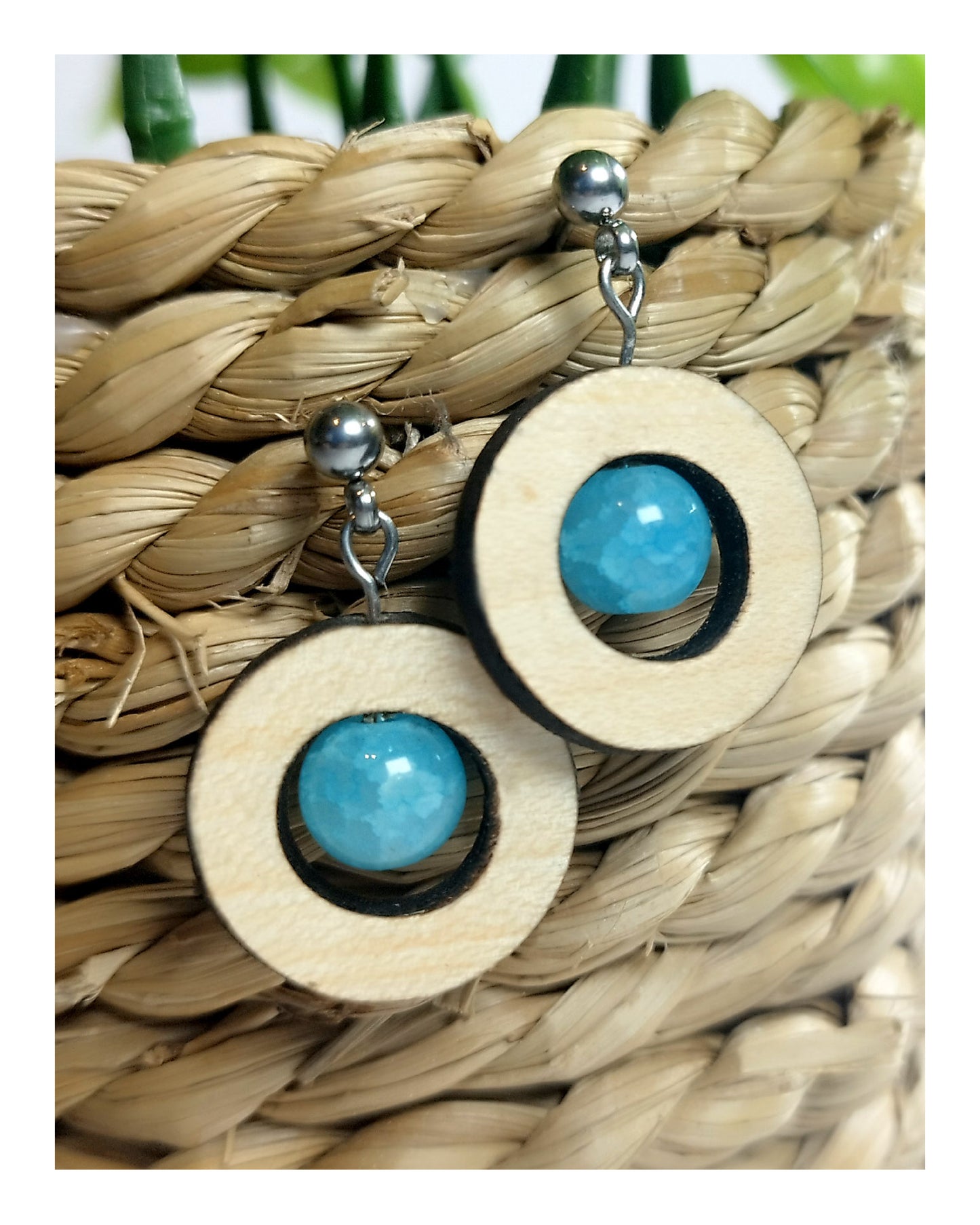 Boucle d'oreille - ronde en érable & perles bleues claires