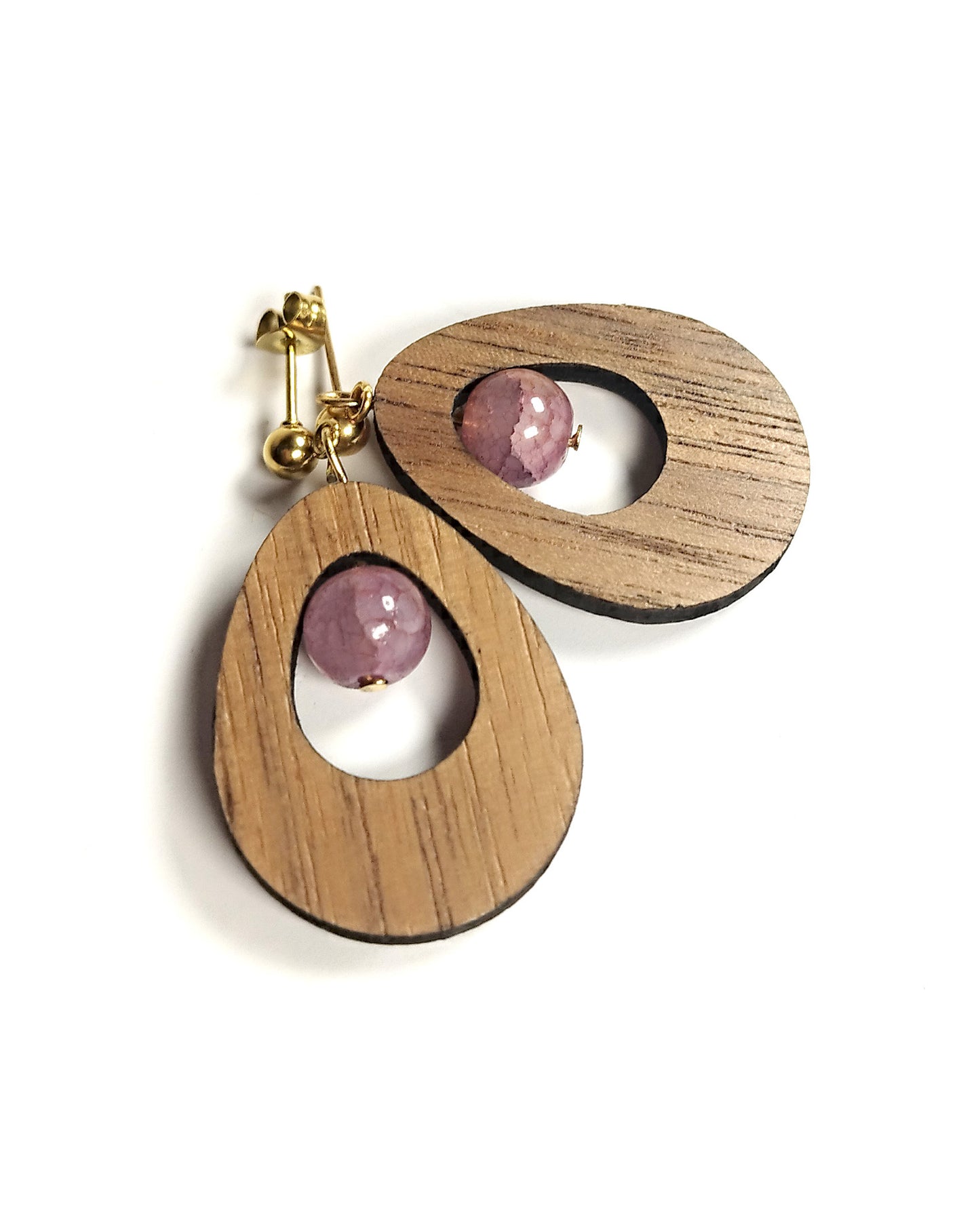 Boucle d'oreille - goutte en noyer & perles roses