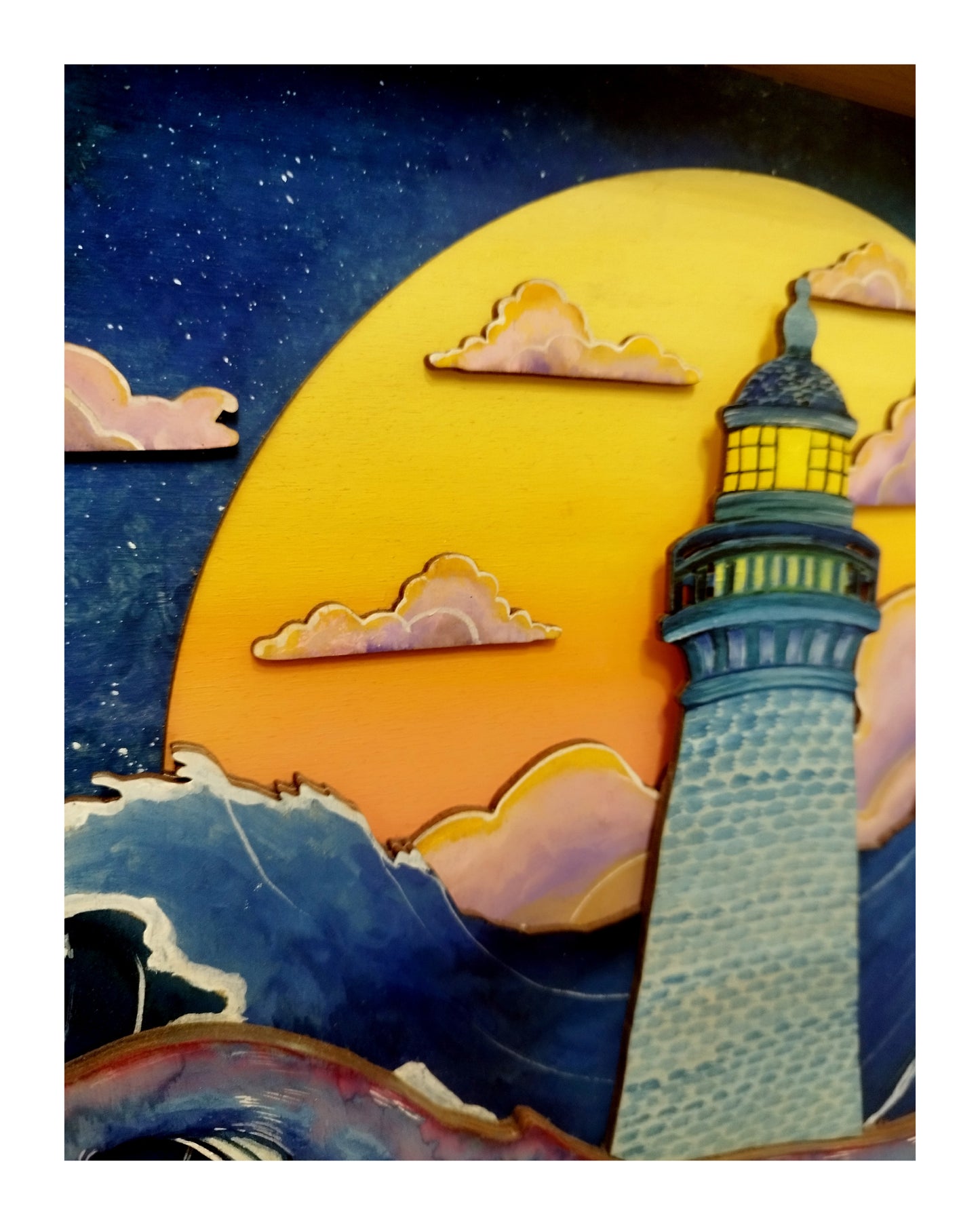 Tableau en bois – Phare et baleine – Coucher de soleil jaune et bleu