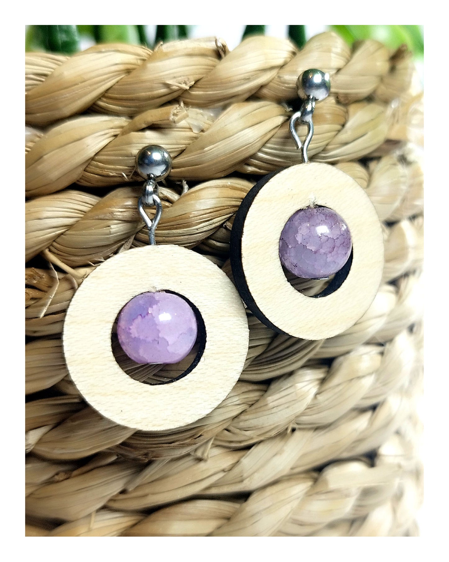 Boucle d'oreille - ronde en érable & perles lilas