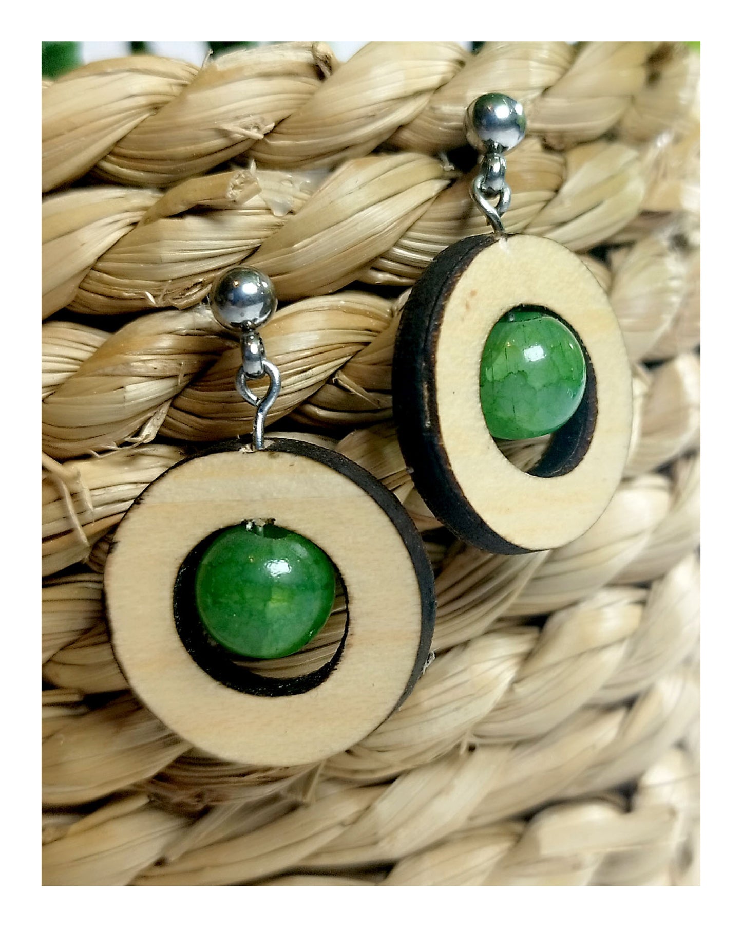 Boucle d'oreille - ronde en érable & perles vertes