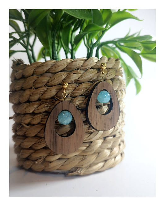 Boucle d'oreille - goutte en noyer & perles bleues claires