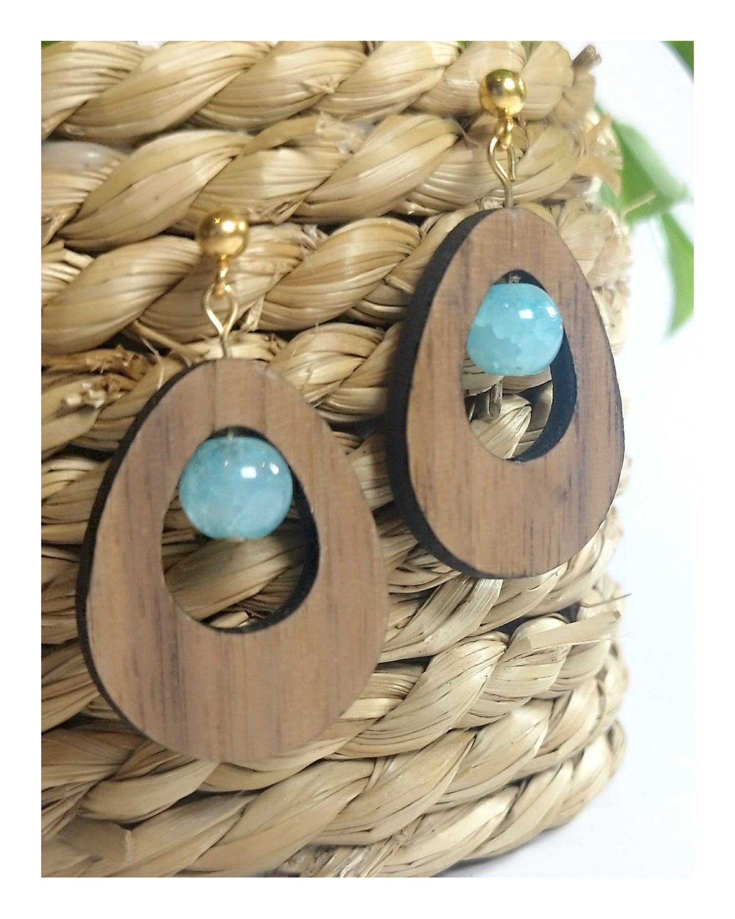 Boucle d'oreille - goutte en noyer & perles bleues claires