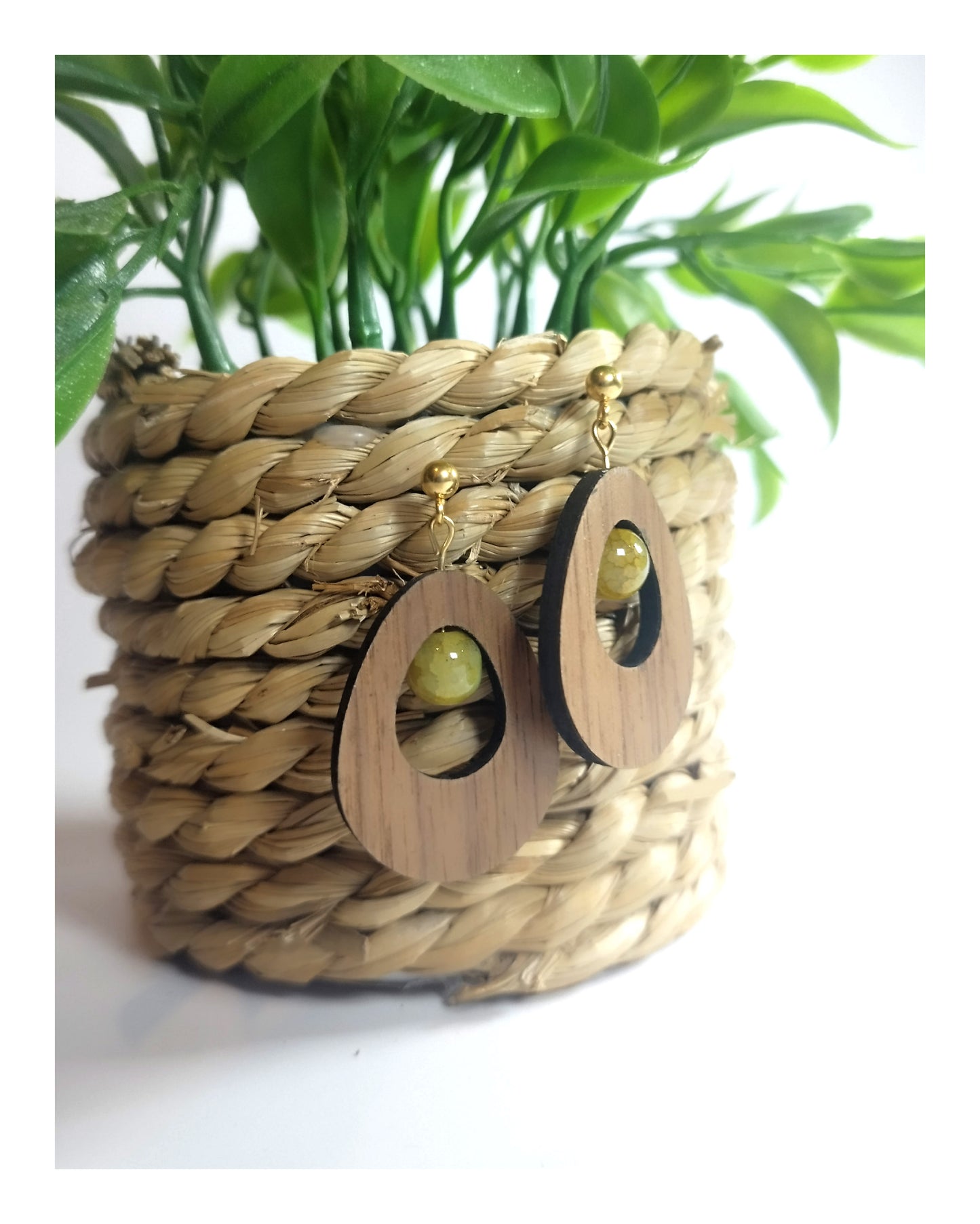 Boucle d'oreille - goutte en noyer & perles vertes