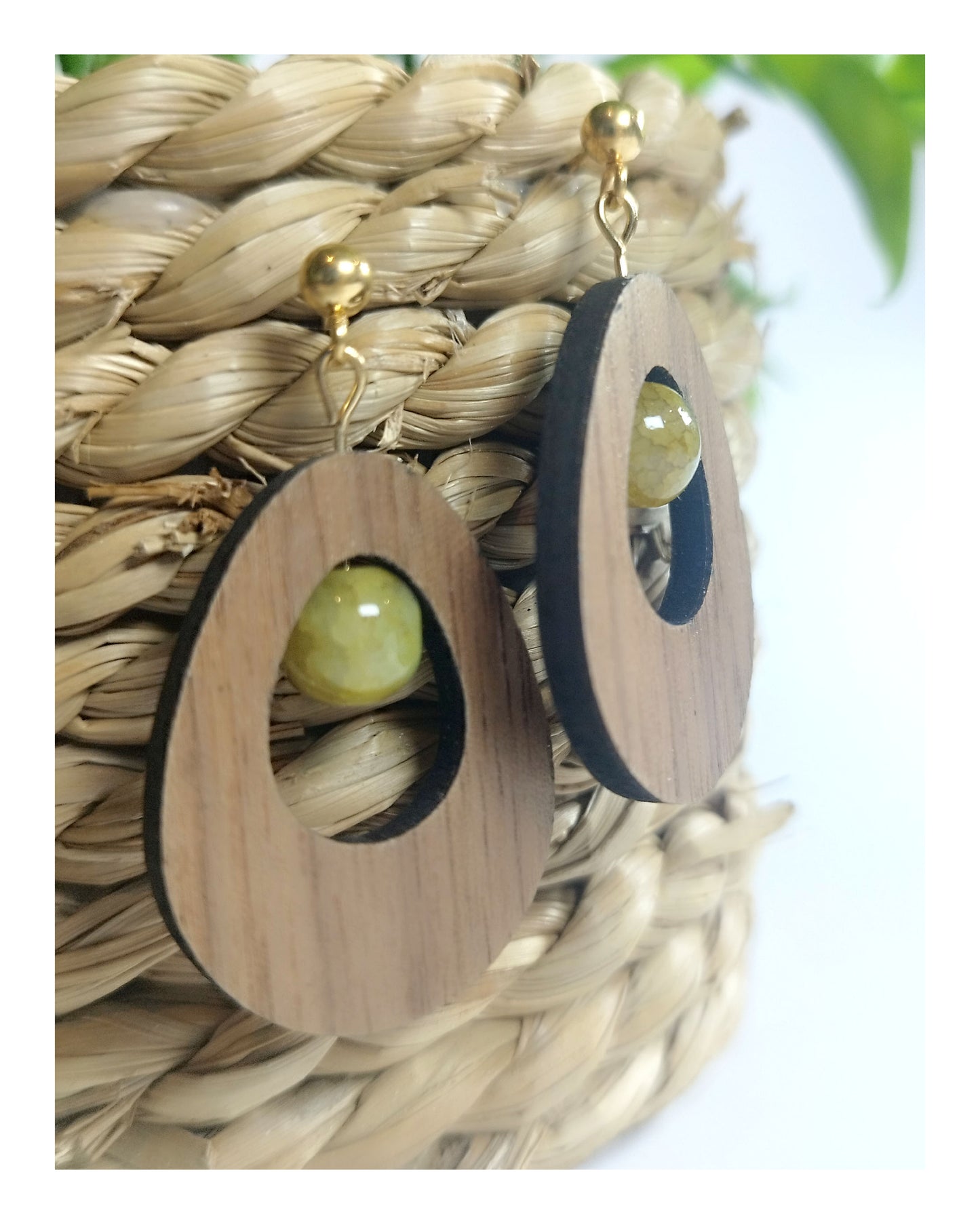 Boucle d'oreille - goutte en noyer & perles vertes