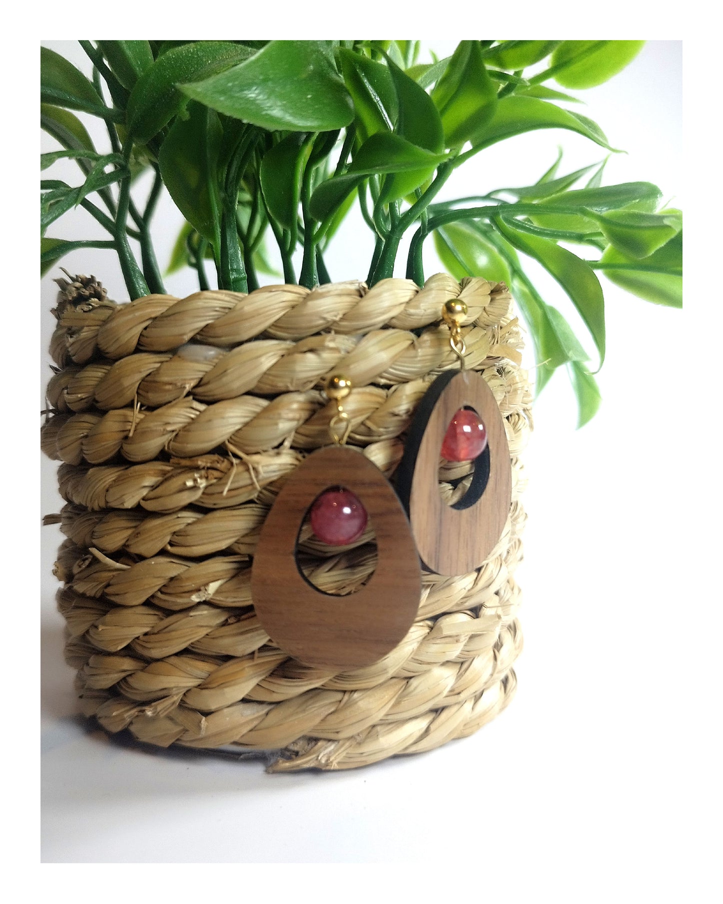 Boucle d'oreille - goutte en noyer & perles rouge framboise