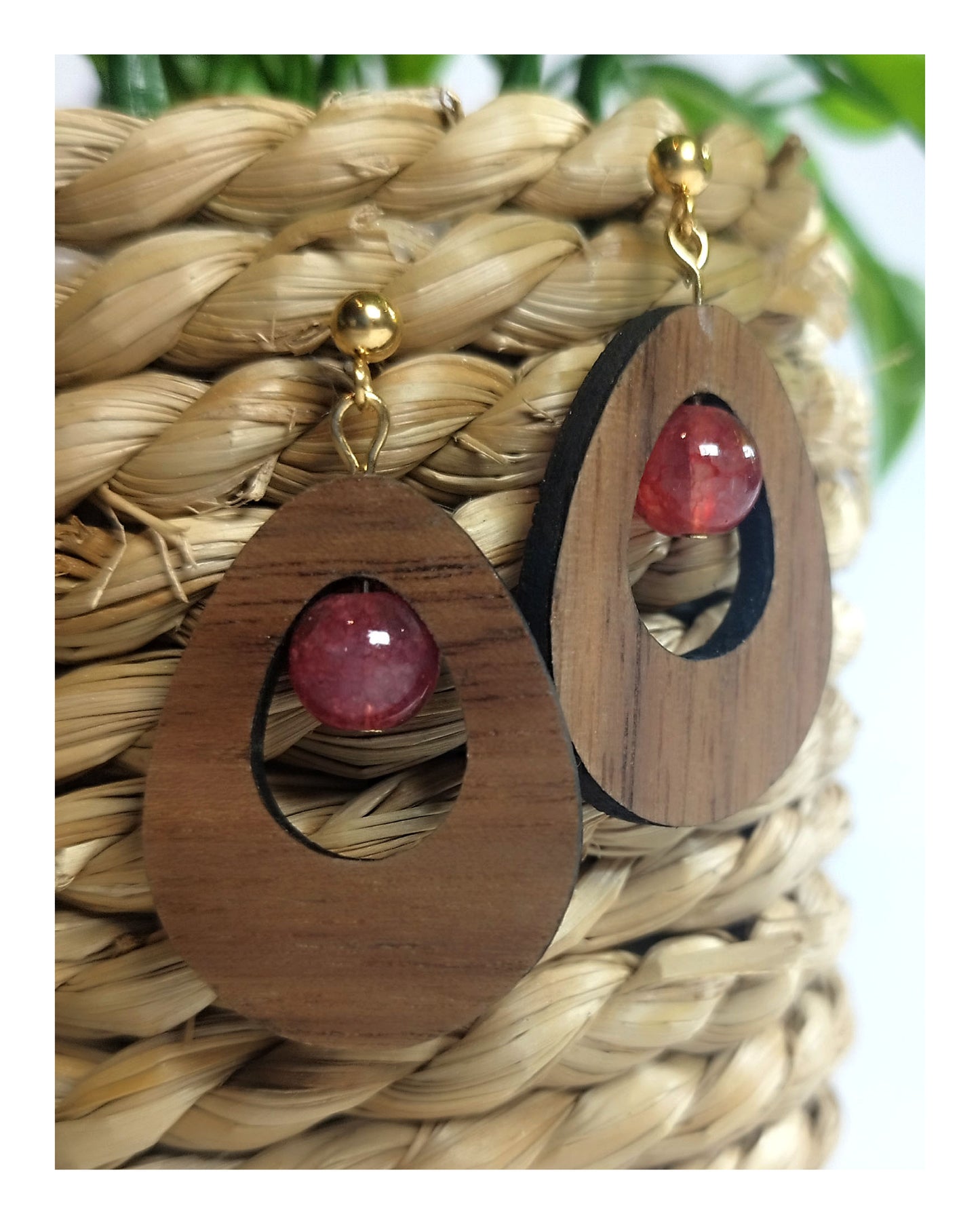 Boucle d'oreille - goutte en noyer & perles rouge framboise