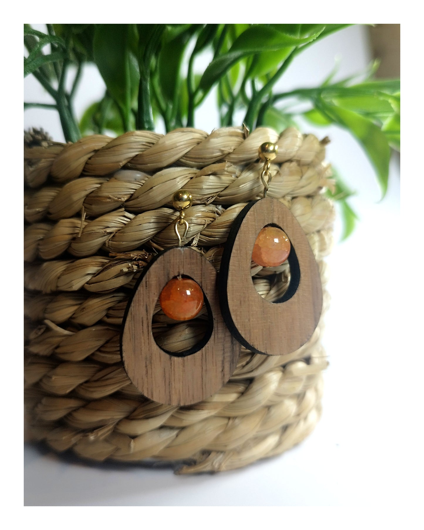 Boucle d'oreille - goutte en noyer & perles oranges