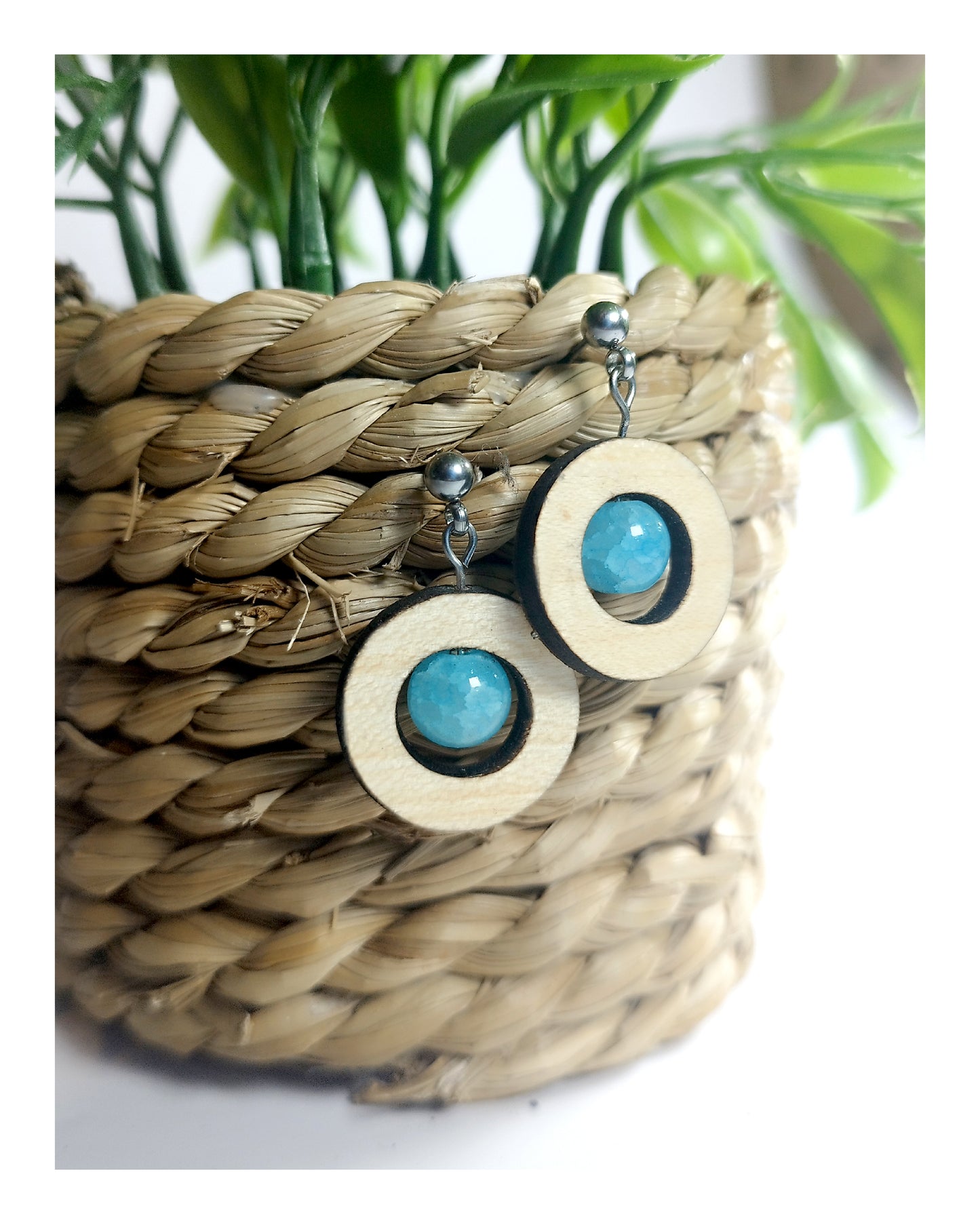 Boucle d'oreille - ronde en érable & perles bleues claires