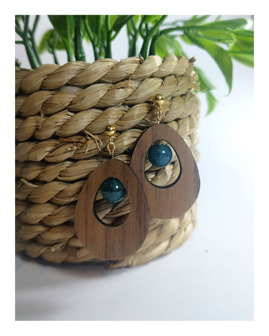 Boucle d'oreille - goutte en noyer & perles bleues foncées