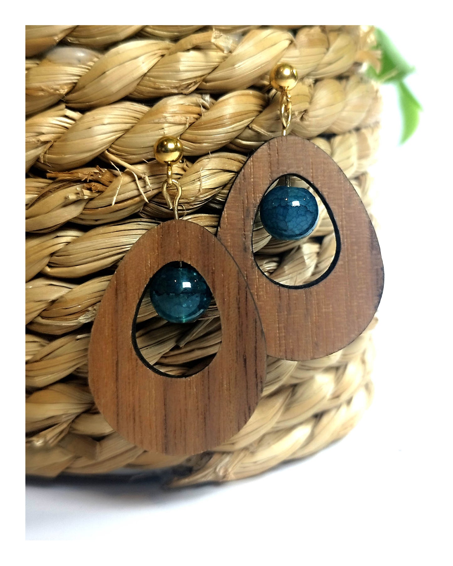 Boucle d'oreille - goutte en noyer & perles bleues foncées