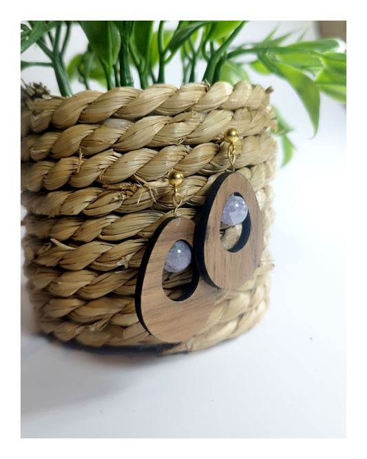 Boucle d'oreille - goutte en noyer & perles lilas