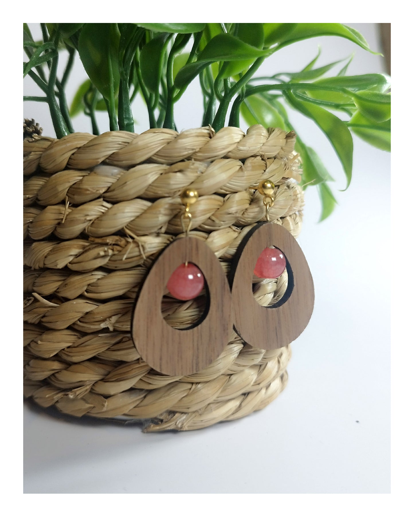 Boucle d'oreille - goutte en noyer & perles rouges