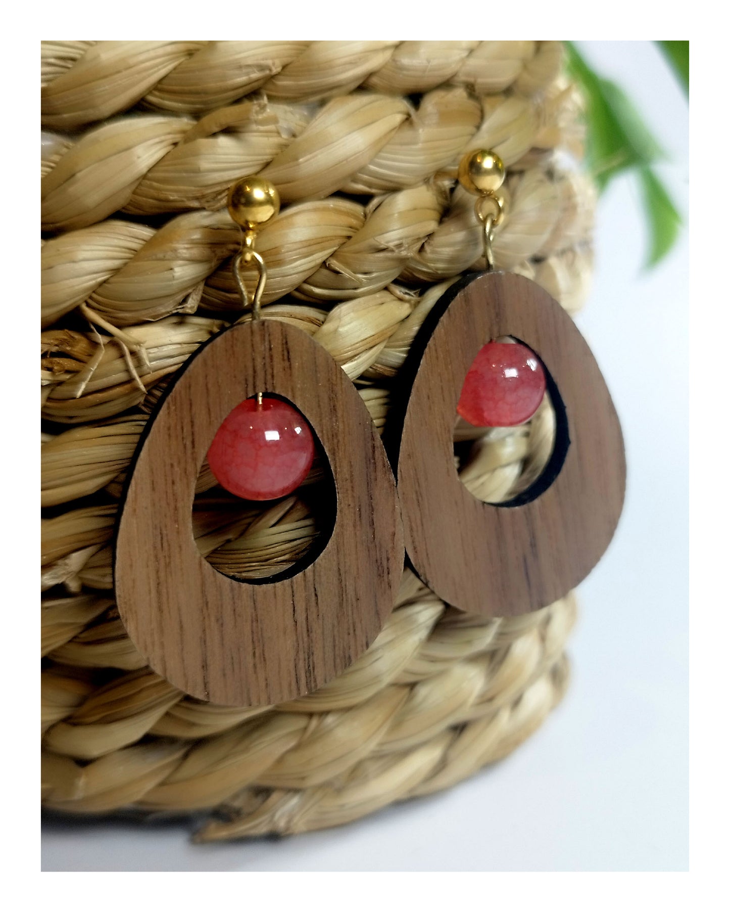 Boucle d'oreille - goutte en noyer & perles rouges