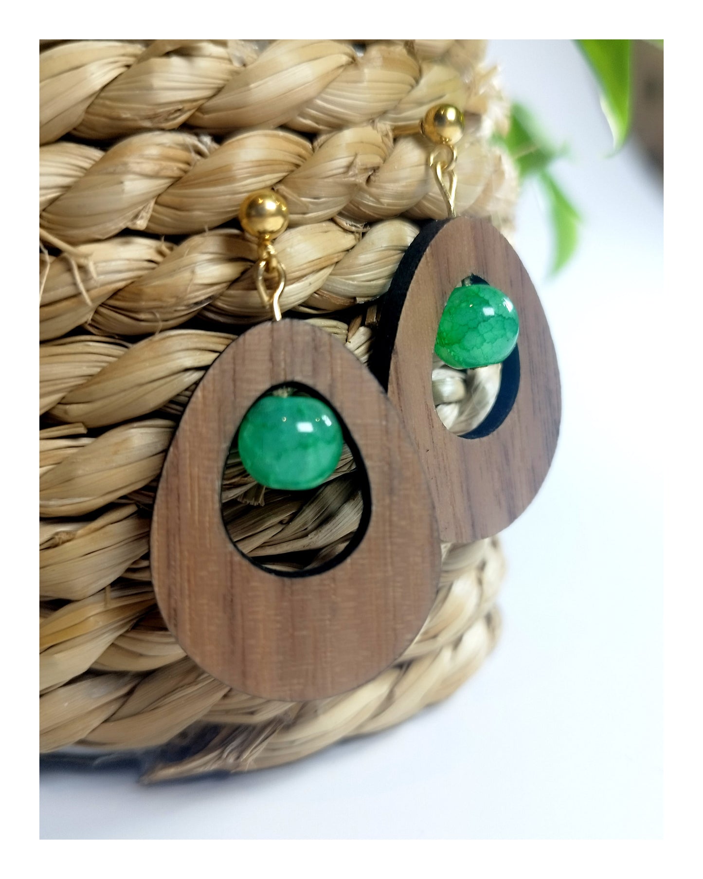 Boucle d'oreille - goutte en noyer & perles vertes