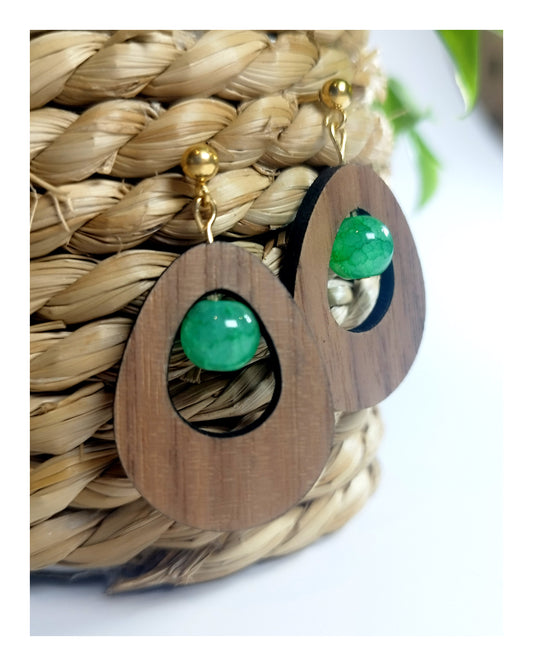 Boucle d'oreille - goutte en noyer & perles vertes