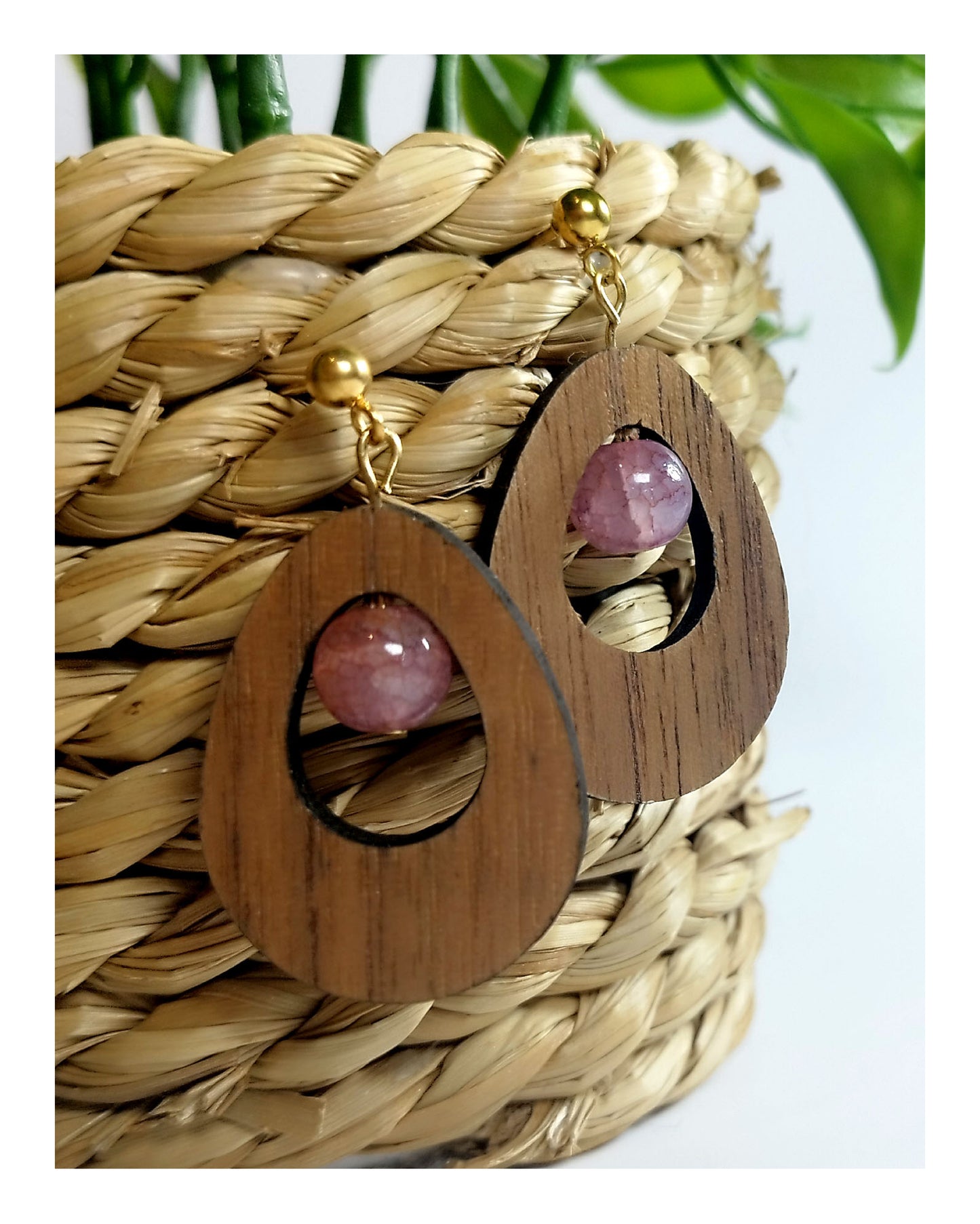 Boucle d'oreille - goutte en noyer & perles roses