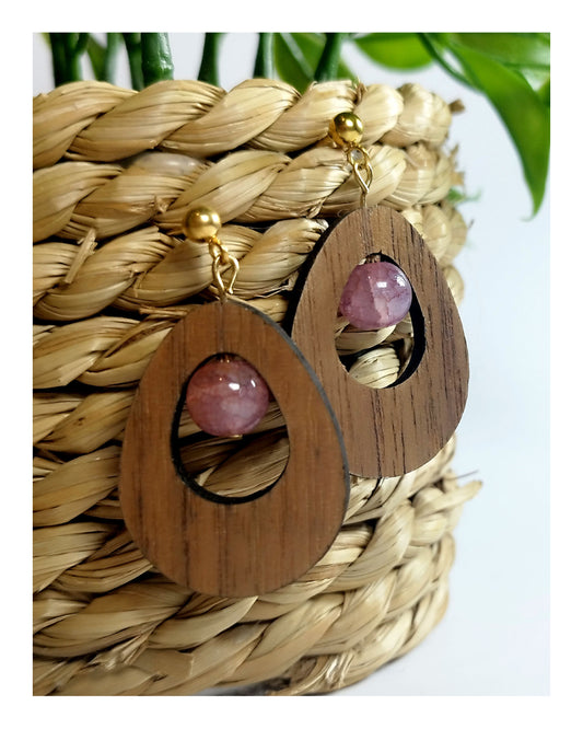 Boucle d'oreille - goutte en noyer & perles roses