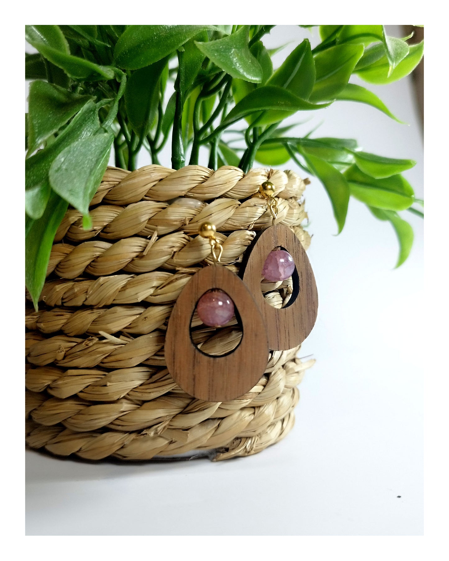 Boucle d'oreille - goutte en noyer & perles roses