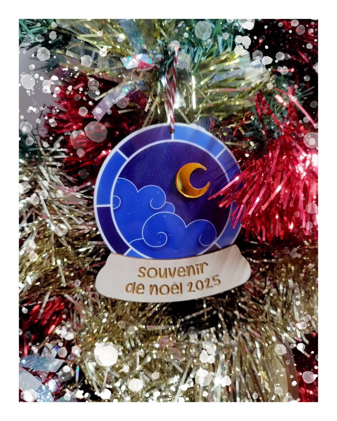 Boule à neige en bois et lune dorée