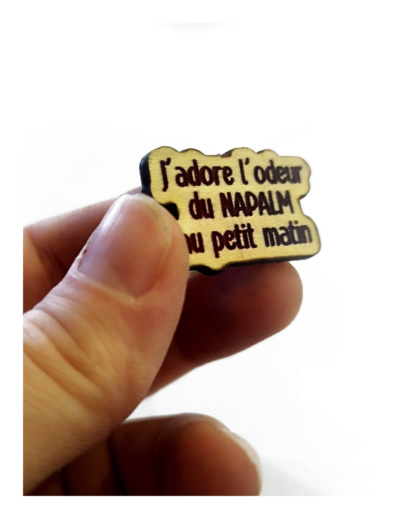 Pin's "J'adore l'odeur du napalm au petit matin"