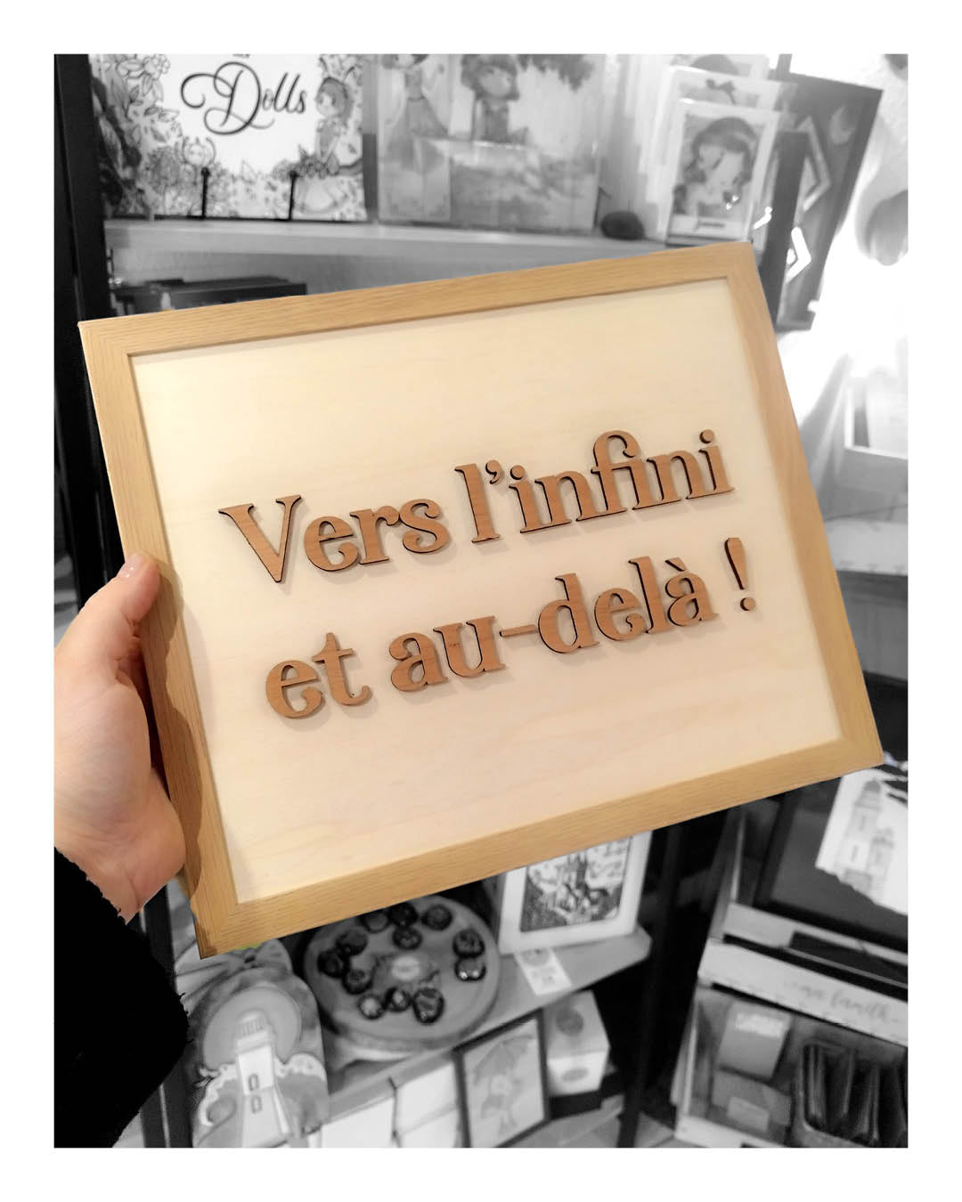 Cadre Protocole 42 – Cadre décoratif en bois avec citation découpée – Format A4