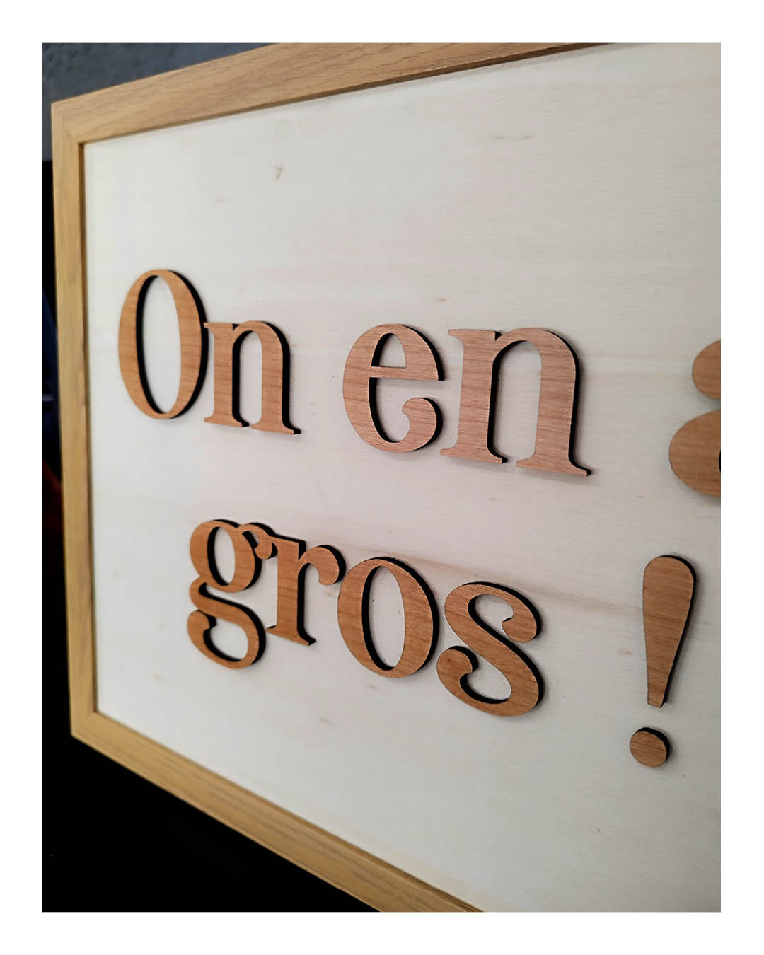 Cadre Protocole 42 – Cadre décoratif en bois avec citation découpée – Format A4