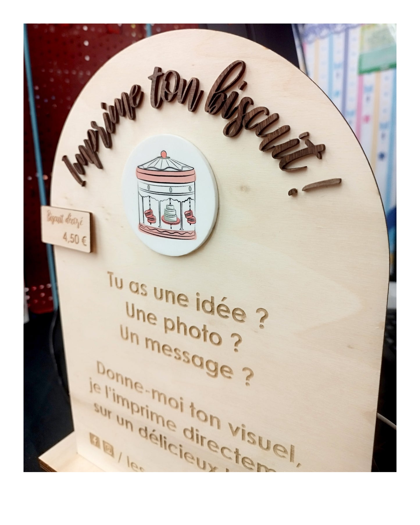 Panneau de stand avec socle en bois