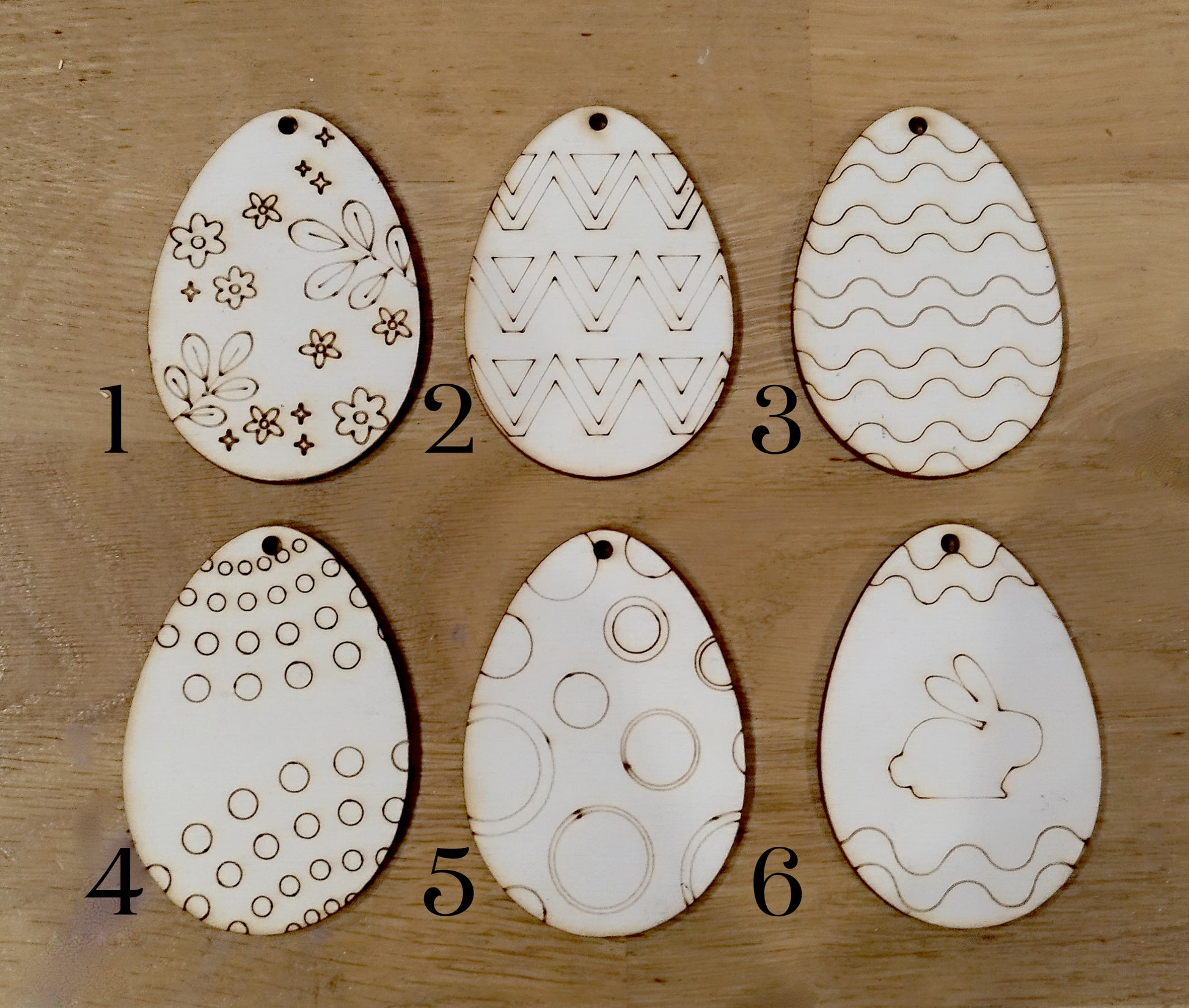 Oeuf de Pâques en bois à personnaliser oreilles de lapin lapin.