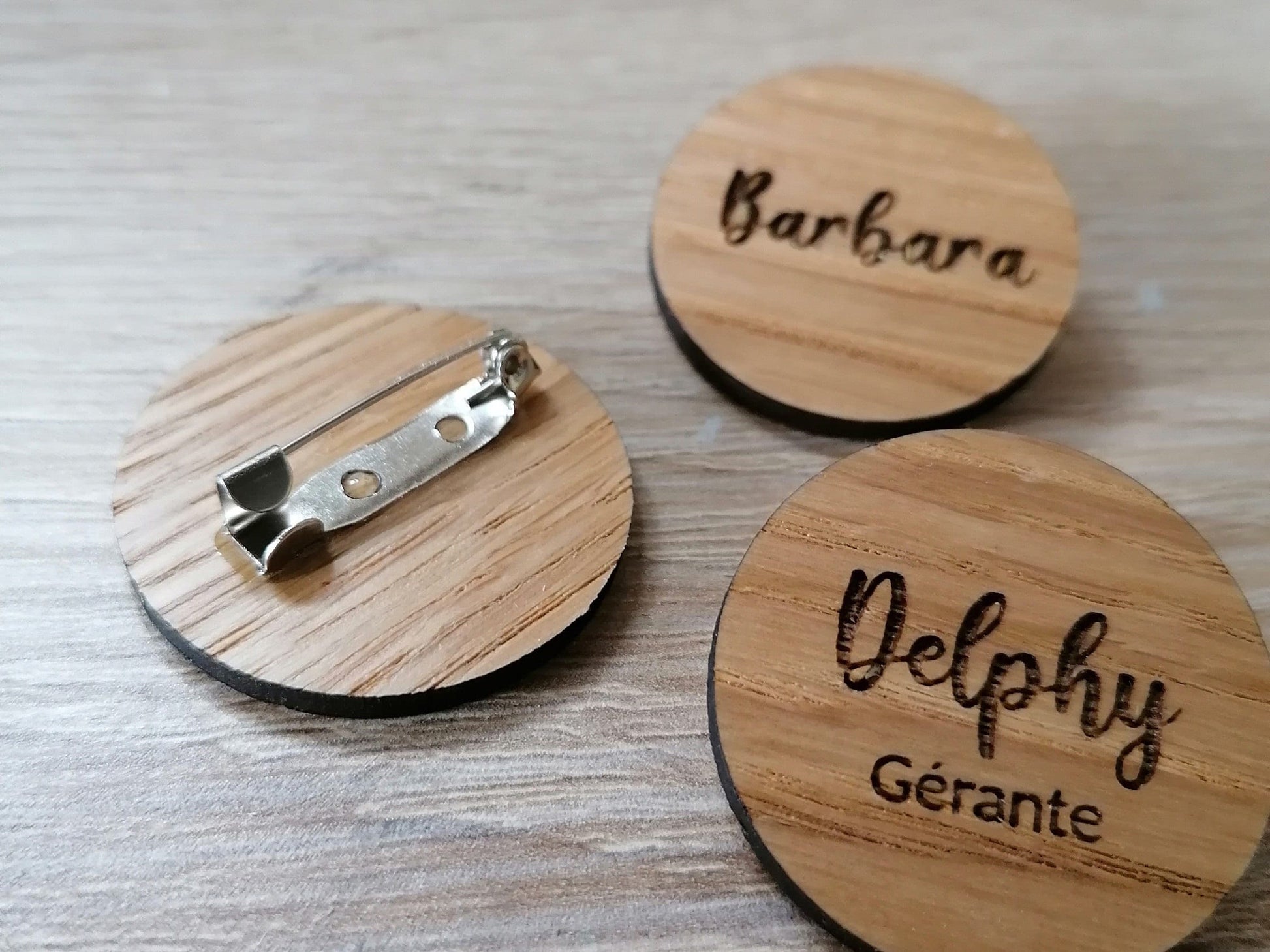 badges à personnaliser avec une gravure sur bois